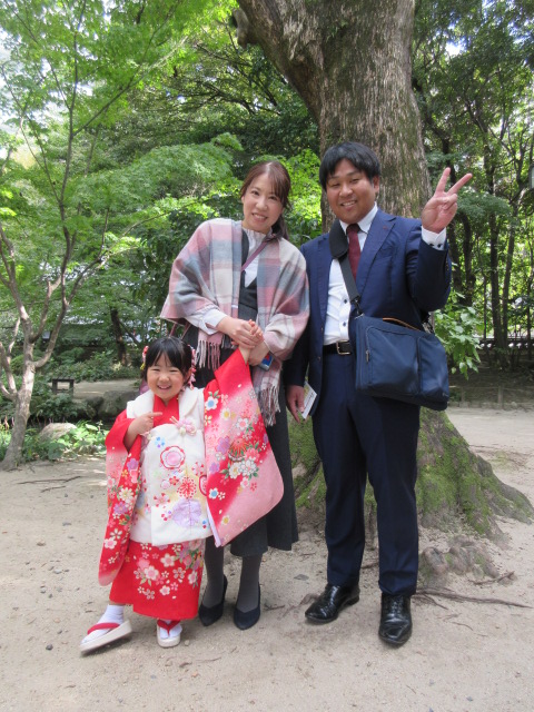 *
「七五三詣り」
庭園の紅葉(こうよう)はまだまだですが、ツワブキの花が咲き始め、
ハクサンボクの赤い実もふくらんで、わずかに秋の風情が感じられるようになりました。
皆さま、三連休は楽しまれましたか…
さて、本日は福岡市からお越しのご家族様が、七五三詣りの為、ご来園になりました。
おじいちゃま、おばあちゃまは、久しぶりにお会いになったそうです…
お孫様の健やかなる成長をお祈りいたします…
皆さま、おめでとうございます‼
(写真はご本人、親族様の承諾を得ております)
…楽水園より
#楽水園
#rakusuien
#福岡観光
#日本庭園
#JapaneseGarden
#茶室
#都会のオアシス
#博多
#住吉