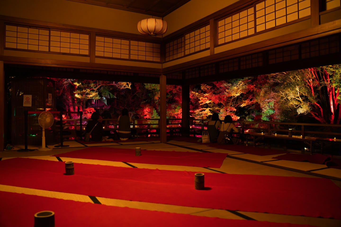 友泉亭公園プロジェクションマッピング「もみじの宴」開催中です✨
池に面した17.5畳の大広間は、格式を重んじる武家文化を背景にした書院造り。
静かな庭園の中に佇むこの空間から眺めるプロジェクションマッピングは、光と影が水面に映り込み、まるで庭園全体がひとつの舞台のよう。
ご来園されたことのある方には、いつもとは違う夜の表情を。
初めて訪れる方には、プロジェクションマッピングとともに、歴史ある庭園の趣もお楽しみいただけます。
夜の友泉亭ならではの、特別な秋の景色をぜひご覧ください。
▼イベント概要
友泉亭公園 プロジェクションマッピング「もみじの宴」
春夏秋冬2025 〜庭園を舞う七つの音色〜
・期間:2025年10月5日(日)〜11月24日(月・祝)
・時間:18:00〜21:00(開催期間中は無休)
・料金:大人1,000円/中高生700円/小学生500円/幼児無料(すべて税込・入園料込)
・場所:友泉亭公園(福岡市城南区友泉亭1-46)
静寂の庭園に光と音が舞う、秋の夜のひとときをお楽しみください。
================
Projection Mapping at Yusentei Park — “Momiji no Utage”
Four Seasons 2025: Seven Melodies Dancing in the Garden
・Dates: October 5 – November 24, 2025
・Time: 6:00 PM – 9:00 PM (Open daily during the event)
・Tickets (available at the entrance):
-Adults: ¥1,000
-Junior high & high school students: ¥700
-Elementary school students: ¥500
-Preschool children: Free
・Venue: Yusentei Park(1-46 Yusentei, Jonan-ku, Fukuoka City, Japan)
Experience a magical autumn night surrounded by lights, music, and the timeless beauty of a Japanese garden.
#もみじの宴 #友泉亭公園 #プロジェクションマッピング #福岡イベント #福岡観光 #秋の夜長 #紅葉ライトアップ #夜の庭園 #YusenteiPark #ProjectionMapping #鯉 #友泉亭