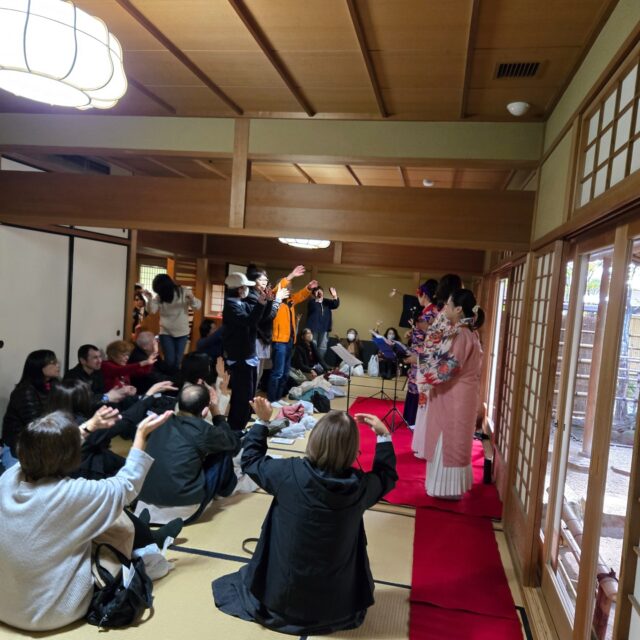 *
「感謝祭 笑顔の輪が広がりました‼」
北風の冷たさを感じますが、日差しが明るく紅葉を照らします。
皆さま、おかわりございませんか…
さて、去る11月29日、年に一度の
~日頃の感謝を込めて『楽水園・感謝祭』~
が開催されました。
第一部は手作り作品の抽選会
第二部は三線演奏会
おかげ様で大盛況のうちに無事終了いたしました。
一部はあっという間に展示品がなくなりました。
二部『琉球癒しの三線演奏会』では西山先生から平和への想いをお伝えしていただき、
「まじゅん三線教室」の皆さまによる哀しくも優しさ、温かさに満ちた歌声が響きました。
後半は楽しい曲となり、詰めかけた皆さん全員立ち上がって踊り、部屋に入れなかったホールの皆さんも交え、大いに盛り上がりました。
ご来園の皆さまと楽しい時間を共有できました。
スタッフ一同嬉しく思っています。
ご来園いただいた皆様、西山先生、まじゅん三線教室の皆さまありがとうございました。
心より感謝申し上げます。
…楽水園より
#楽水園
#rakusuien
#福岡観光
#日本庭園
#JapaneseGarden
#茶室
#都会のオアシス
#博多
#住吉