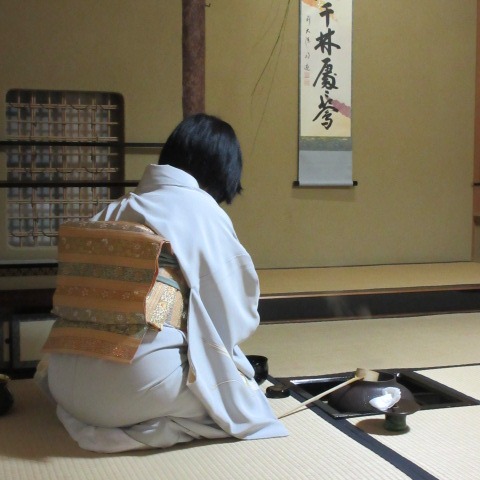 *
「初釜（はつがま）」
雪がちらつく冷たい朝となりましたね。
皆さま、おかわりございませんか…

「初釜」とは新しい年を迎えて、最初に開らくお茶会です。
社中様による「初釜」の様子を撮らせていただきました。

お軸は「春入千林處々花（はるは せんりんにいる しょしょのはな）」
春の光は至るところに広がり、花々はその蕾をひらかせます、という意味が込められています。

短冊は「春光生福澤（はるふくたくをしょうず）」
春の光のように温かい恵みが、生きとし生けるもの全てに幸福と繁栄をもたらす、という意味が込められています。

緊張感のある素晴らしい「初釜」でございました。
社中の先生、皆様、ご協力ありがとうございました。
（写真はご承諾を得、掲載しております）

…楽水園より

#楽水園
#rakusuien
#福岡観光
#日本庭園
#JapaneseGarden
#茶室
#都会のオアシス
#博多
#住吉