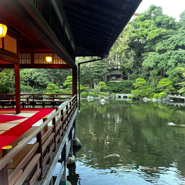 福岡友泉亭公園
プロジェクションマッピング✨
春夏秋冬 2025
「もみじの宴」
~庭園を舞う七つの音色~
こもたびのプロジェクションマッピング✨「もみじの宴」開催期間中は、たくさんの方に、ご来園頂き誠にありがとうございました。
日本庭園の夜のひとときをともに楽しんでいただけたこと、心より御礼申し上げます。
引き続き日常を少し離れて静かなひとときをお過ごしに友泉亭公園にいらしてください。
ご来園お待ちしております。
#日本庭園
#友泉亭公園
#おすすめ
#福岡市
#福岡観光
#癒し
#公園
#家族サービス
#お抹茶
