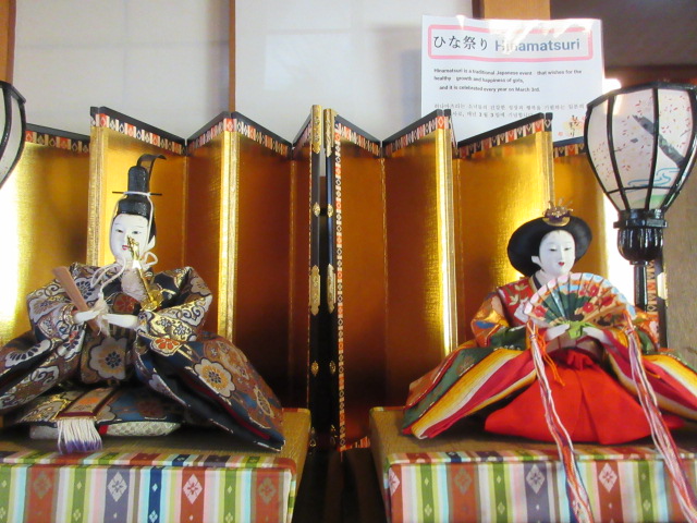 *
「ひな飾り」
春のような陽気になりました…
あたたかいですね~
皆さま、おかわりございませんか。
カモがひなたぼっこする姿が見られました。
さて、本日、入口に雛飾り(ひなかざり)をしつらいました。
博多区からお越しの親子さま、おひなさまの前で記念の写真をパチリ!
なんとまぁ、今日がお子様の2歳4ヶ月のお誕生日だそう❤
すくすく元気に育ってね…
お誕生日おめでとうございます❣
…楽水園より
#楽水園
#rakusuien
#福岡観光
#日本庭園
#JapaneseGarden
#茶室
#都会のオアシス
#博多
#住吉