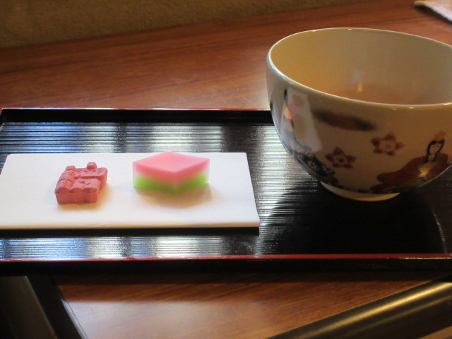 *
「春風」
皆さま、3月に入りました！
おかわりございませんか…
あたたかくなり、春の光がまばゆいです。
園内のトサミズキやヒイラギナンテンは黄色い花を咲かせています。
もみじの小さな花も少し見られます。

週末の３月８日(日)は親子茶道教室があります。
小学生とその保護者様が対象です。
初めてのお茶席体験、お子様と一緒にいかがですか？
まだお席に余裕があります。
ご参加をお待ちしております…

詳しくは下記の詳細をご覧ください
(掲載の茶碗・干菓子の写真はイメージです)

【親子茶道教室】
基本的な作法、おもてなしを学ぶ、体験教室。

日時：2026年3月8日(日)10:00～12：00
対象：小学3年生以上のお子さんと保護者二人一組
金額：1組5,000円/入園料別
定員：5組（10名）
持参品：白ソックス
申込受付：2026年2月15日(日) 9：00より
楽水園にて電話か来園にて。（092-262-6665）

…楽水園より

#楽水園
#rakusuien
#福岡観光
#日本庭園
#JapaneseGarden
#茶室
#都会のオアシス
#博多
#住吉