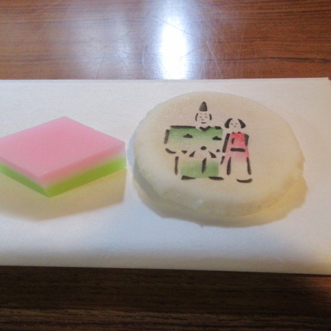 *
「親子茶道体験教室」
春うららかな日、皆さまおかわりございませんか…
さて、3月8日(日)は親子茶道体験教室を開催しました。
本日のテーマはひなまつり…
お軸は「桃花千歳春」(とうかせんざいのはる)…春の訪れを告げる禅語
茶花はシラタマツバキと桃の花
皆さま、緊張感ある雰囲気の中、お一人ずつ凛として床の間拝見などご体験され、お菓子とお抹茶を楽しまれました。
いかがでしたでしょうか…
初めてでしたが、体験出来てよかった。
茶道の作法が知れて良かった、楽しかったです等のご感想をいただきました。
また機会がありましたら、茶道にふれてくださいね。
皆さま、ご参加ありがとうございました…
…楽水園より
#楽水園
#rakusuien
#福岡観光
#日本庭園
#JapaneseGarden
#茶室
#都会のオアシス
#博多
#住吉