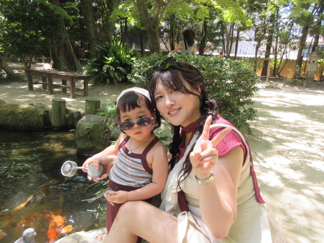 *
「夏休み」
大変蒸し暑い日が続いていますが、おかわりございませんか…
マンリョウの小さな実がなりました。
床の間にはヨウシュヤマゴボウをいれました。
庭園は、夏休み真っ盛り。
蝉(セミ)の声でにぎやかです!
ご家族のご来園者が大変多い中、とっても可愛いらしいお客さまがお越しでしたので、鯉のエサやりの様子を、ママと一緒にパチリ‼とっても素敵でしょ。
ご来園有難うございました。
(写真の掲載はご本人の承諾を得ております)
…楽水園より
#楽水園
#rakusuien
#福岡観光
#日本庭園
#JapaneseGarden
#茶室
#都会のオアシス
#博多
#住吉