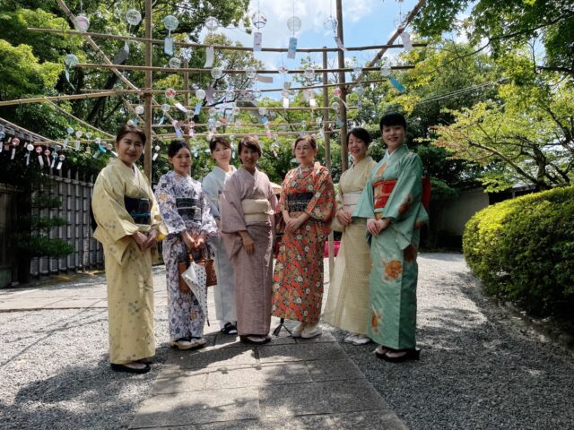 松浦先生のイベント、「着物と和の心」に参加されている生徒さん達が風鈴通りに来てくださいました。
着物と風鈴の音色が相まってひとときの涼しさを感じる、友泉亭公園でした。

…友泉亭公園より

#友泉亭
#友泉亭公園 
#yusentei
#福岡
#日本庭園
#JapaneseGarden
#茶室